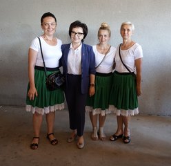 Marszałek Sejmu RP Elżbieta Witek odwiedziła piknik rodzinny w Kuźnicy Ługowskiej (gmina Osjaków)
