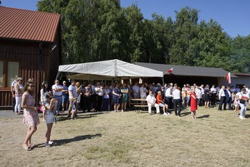 Marszałek Sejmu RP Elżbieta Witek odwiedziła piknik rodzinny w Kuźnicy Ługowskiej (gmina Osjaków)