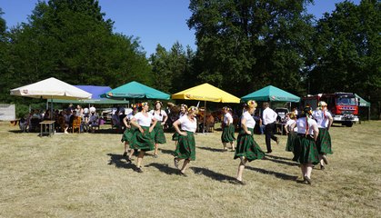 Marszałek Sejmu RP Elżbieta Witek odwiedziła piknik rodzinny w Kuźnicy Ługowskiej (gmina Osjaków)