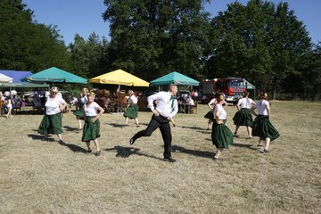 Marszałek Sejmu RP Elżbieta Witek odwiedziła piknik rodzinny w Kuźnicy Ługowskiej (gmina Osjaków)
