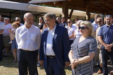 Marszałek Sejmu RP Elżbieta Witek odwiedziła piknik rodzinny w Kuźnicy Ługowskiej (gmina Osjaków)