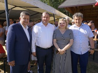 Marszałek Sejmu RP Elżbieta Witek odwiedziła piknik rodzinny w Kuźnicy Ługowskiej (gmina Osjaków)