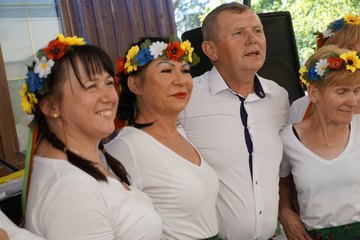 Marszałek Sejmu RP Elżbieta Witek odwiedziła piknik rodzinny w Kuźnicy Ługowskiej (gmina Osjaków)