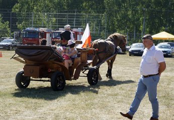 Marszałek Sejmu RP Elżbieta Witek odwiedziła piknik rodzinny w Kuźnicy Ługowskiej (gmina Osjaków)