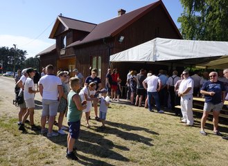 Marszałek Sejmu RP Elżbieta Witek odwiedziła piknik rodzinny w Kuźnicy Ługowskiej (gmina Osjaków)