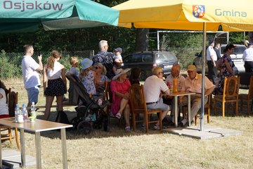 Marszałek Sejmu RP Elżbieta Witek odwiedziła piknik rodzinny w Kuźnicy Ługowskiej (gmina Osjaków)