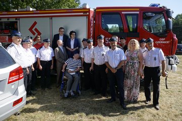 Marszałek Sejmu RP Elżbieta Witek odwiedziła piknik rodzinny w Kuźnicy Ługowskiej (gmina Osjaków)
