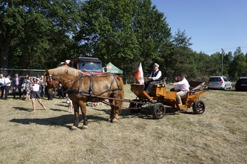 Marszałek Sejmu RP Elżbieta Witek odwiedziła piknik rodzinny w Kuźnicy Ługowskiej (gmina Osjaków)
