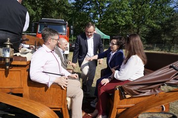 Marszałek Sejmu RP Elżbieta Witek odwiedziła piknik rodzinny w Kuźnicy Ługowskiej (gmina Osjaków)