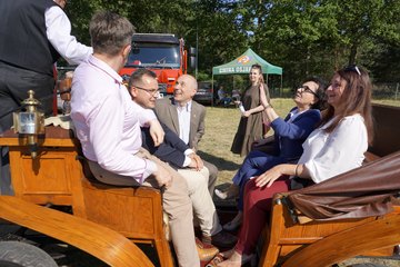 Marszałek Sejmu RP Elżbieta Witek odwiedziła piknik rodzinny w Kuźnicy Ługowskiej (gmina Osjaków)