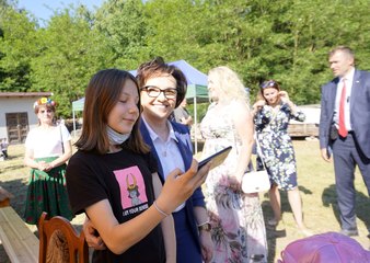 Marszałek Sejmu RP Elżbieta Witek odwiedziła piknik rodzinny w Kuźnicy Ługowskiej (gmina Osjaków)