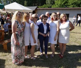 Marszałek Sejmu RP Elżbieta Witek odwiedziła piknik rodzinny w Kuźnicy Ługowskiej (gmina Osjaków)