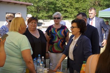 Marszałek Sejmu RP Elżbieta Witek odwiedziła piknik rodzinny w Kuźnicy Ługowskiej (gmina Osjaków)