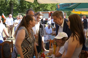 Marszałek Sejmu RP Elżbieta Witek odwiedziła piknik rodzinny w Kuźnicy Ługowskiej (gmina Osjaków)