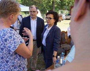 Marszałek Sejmu RP Elżbieta Witek odwiedziła piknik rodzinny w Kuźnicy Ługowskiej (gmina Osjaków)