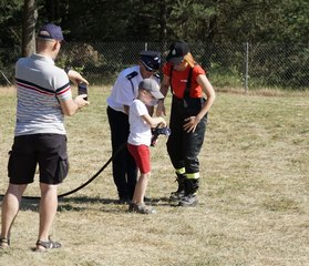 Marszałek Sejmu RP Elżbieta Witek odwiedziła piknik rodzinny w Kuźnicy Ługowskiej (gmina Osjaków)
