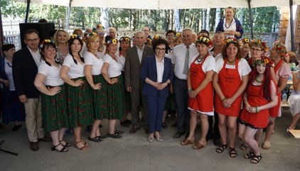 Marszałek Sejmu RP Elżbieta Witek odwiedziła piknik rodzinny w Kuźnicy Ługowskiej (gmina Osjaków)