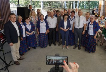 Marszałek Sejmu RP Elżbieta Witek odwiedziła piknik rodzinny w Kuźnicy Ługowskiej (gmina Osjaków)