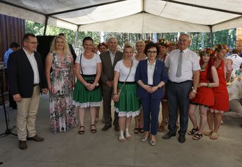 Marszałek Sejmu RP Elżbieta Witek odwiedziła piknik rodzinny w Kuźnicy Ługowskiej (gmina Osjaków)