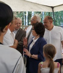 Marszałek Sejmu RP Elżbieta Witek odwiedziła piknik rodzinny w Kuźnicy Ługowskiej (gmina Osjaków)