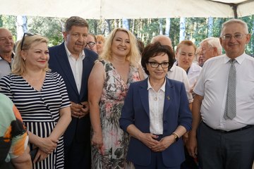 Marszałek Sejmu RP Elżbieta Witek odwiedziła piknik rodzinny w Kuźnicy Ługowskiej (gmina Osjaków)