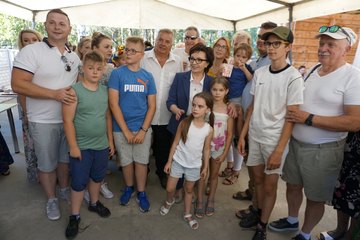Marszałek Sejmu RP Elżbieta Witek odwiedziła piknik rodzinny w Kuźnicy Ługowskiej (gmina Osjaków)