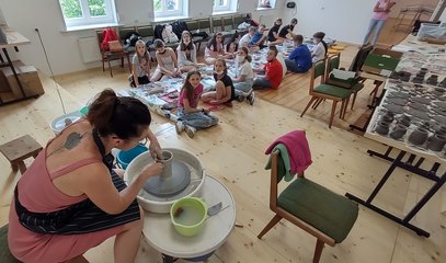 W Muzeum w Praszce toczą naczynia i modelują w glinie