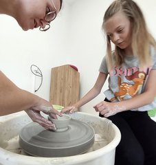 W Muzeum w Praszce toczą naczynia i modelują w glinie