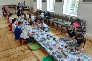 W Muzeum w Praszce toczą naczynia i modelują w glinie