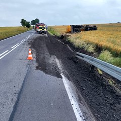 Zdarzenie drogowe w miejscowości Morzykobyła. Cysterna wypadła z drogi
