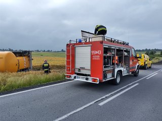 Zdarzenie drogowe w miejscowości Morzykobyła. Cysterna wypadła z drogi