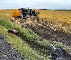 Zdarzenie drogowe w miejscowości Morzykobyła. Cysterna wypadła z drogi