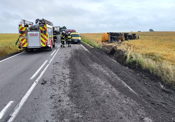 Zdarzenie drogowe w miejscowości Morzykobyła. Cysterna wypadła z drogi