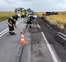 Zdarzenie drogowe w miejscowości Morzykobyła. Cysterna wypadła z drogi