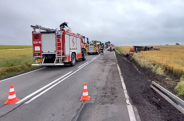 Zdarzenie drogowe w miejscowości Morzykobyła. Cysterna wypadła z drogi