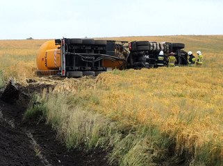 Zdarzenie drogowe w miejscowości Morzykobyła. Cysterna wypadła z drogi