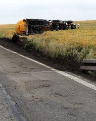 Zdarzenie drogowe w miejscowości Morzykobyła. Cysterna wypadła z drogi