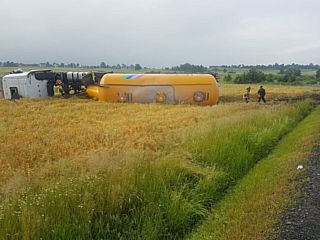 Zdarzenie drogowe w miejscowości Morzykobyła. Cysterna wypadła z drogi