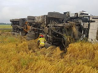 Zdarzenie drogowe w miejscowości Morzykobyła. Cysterna wypadła z drogi
