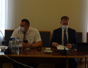 Trwa 38. sesja Rady Powiatu w Wieluniu. Rozpoczęła się podziękowaniami dla posła na Sejm RP, Pawła Rychlika