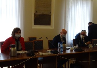 Trwa 38. sesja Rady Powiatu w Wieluniu. Rozpoczęła się podziękowaniami dla posła na Sejm RP, Pawła Rychlika