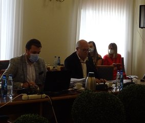 Trwa 38. sesja Rady Powiatu w Wieluniu. Rozpoczęła się podziękowaniami dla posła na Sejm RP, Pawła Rychlika
