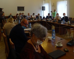 Trwa 38. sesja Rady Powiatu w Wieluniu. Rozpoczęła się podziękowaniami dla posła na Sejm RP, Pawła Rychlika