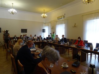 Trwa 38. sesja Rady Powiatu w Wieluniu. Rozpoczęła się podziękowaniami dla posła na Sejm RP, Pawła Rychlika