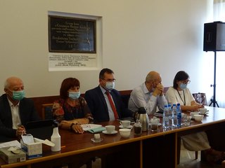 Trwa 38. sesja Rady Powiatu w Wieluniu. Rozpoczęła się podziękowaniami dla posła na Sejm RP, Pawła Rychlika
