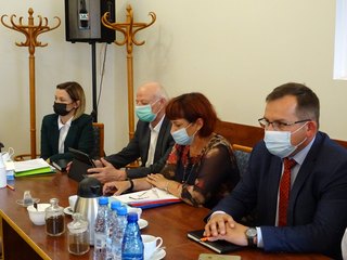 Trwa 38. sesja Rady Powiatu w Wieluniu. Rozpoczęła się podziękowaniami dla posła na Sejm RP, Pawła Rychlika