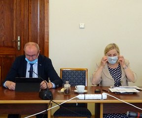 Trwa 38. sesja Rady Powiatu w Wieluniu. Rozpoczęła się podziękowaniami dla posła na Sejm RP, Pawła Rychlika