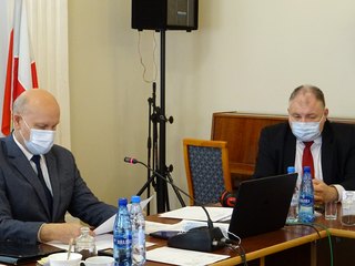 Trwa 38. sesja Rady Powiatu w Wieluniu. Rozpoczęła się podziękowaniami dla posła na Sejm RP, Pawła Rychlika