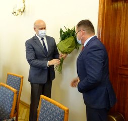 Trwa 38. sesja Rady Powiatu w Wieluniu. Rozpoczęła się podziękowaniami dla posła na Sejm RP, Pawła Rychlika