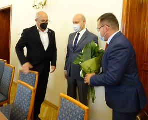 Trwa 38. sesja Rady Powiatu w Wieluniu. Rozpoczęła się podziękowaniami dla posła na Sejm RP, Pawła Rychlika